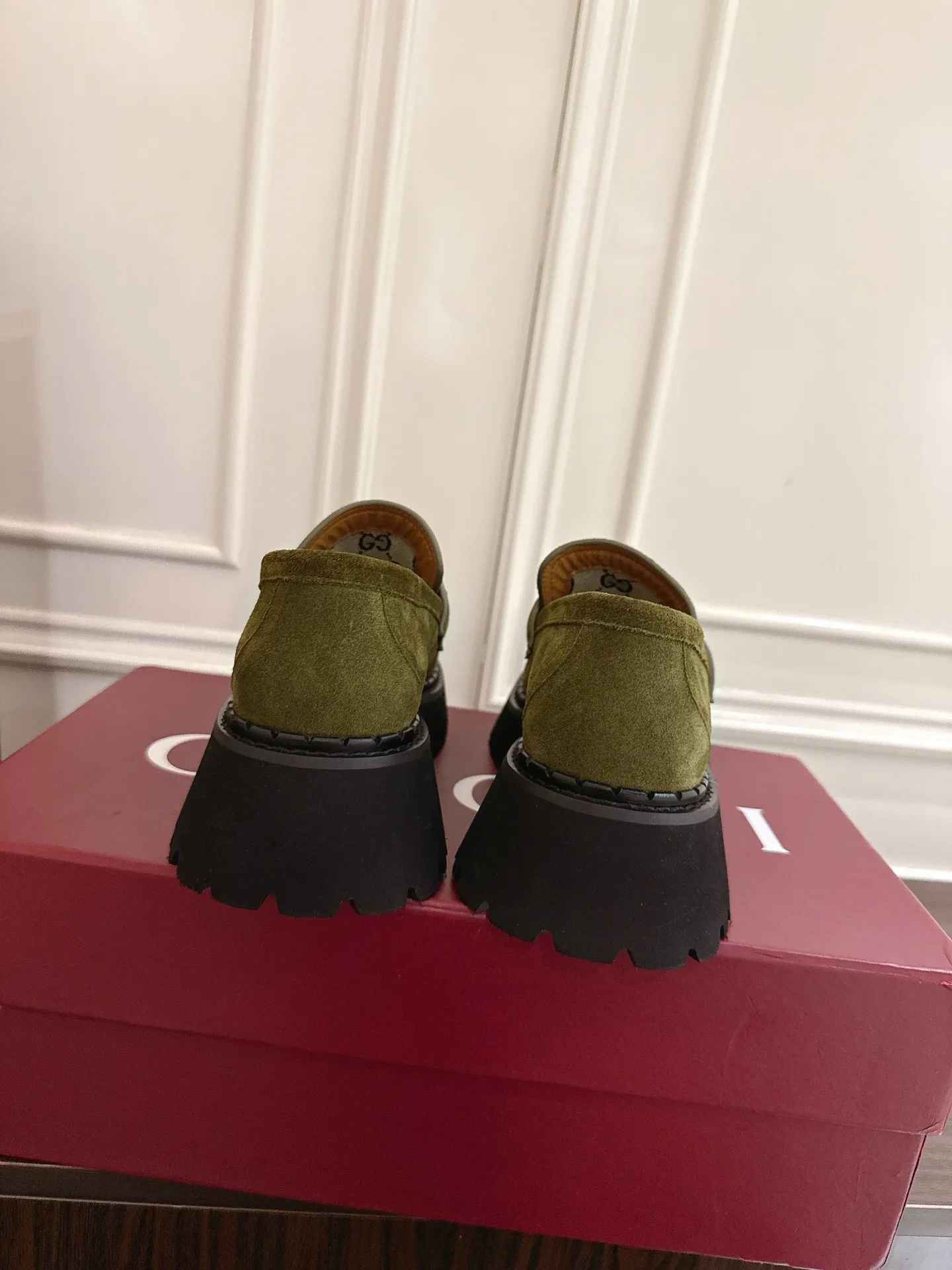 👟👟Ex-factory price 540👟👟 Gucci loafers with horsebit groove soles. As a tribute to the brand's equestrian origins, the horsebit has gone through years of baptism, integrating the rich historical heritage and modern fashion into one. Cowhide surface, sole thickness 5cm, size: 35-42# 39-46#